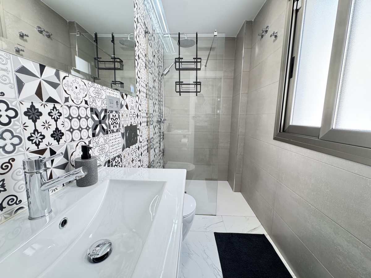 For sale - 4 Bedroom 4 Bathroom Villa in Villamartin - , Villamartin, Alicante, Spain - Alicante