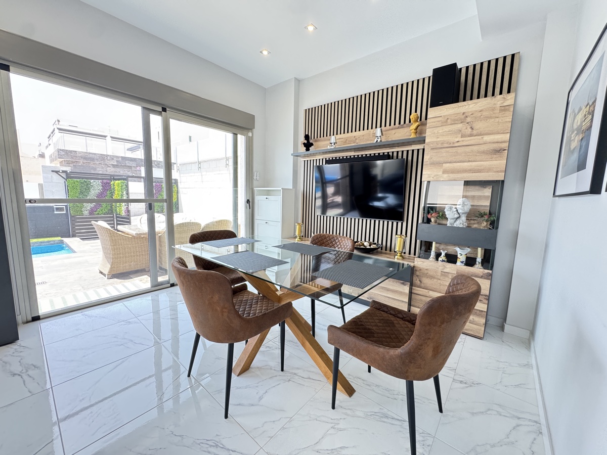 For sale - 4 Bedroom 4 Bathroom Villa in Villamartin - , Villamartin, Alicante, Spain - Alicante