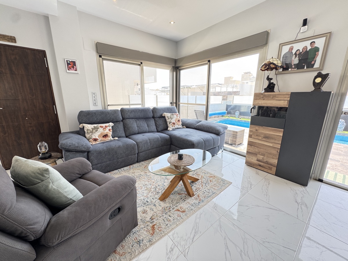 For sale - 4 Bedroom 4 Bathroom Villa in Villamartin - , Villamartin, Alicante, Spain - Alicante