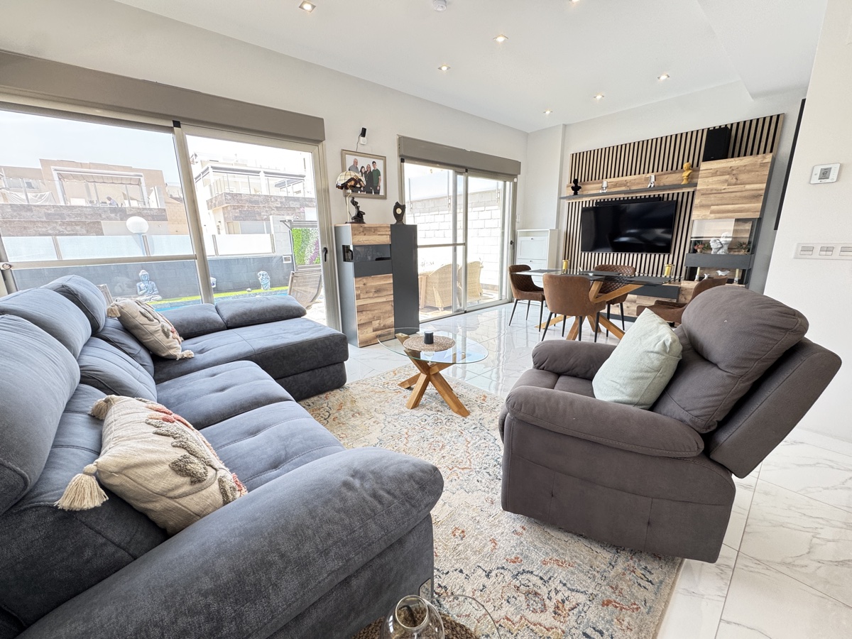 For sale - 4 Bedroom 4 Bathroom Villa in Villamartin - , Villamartin, Alicante, Spain - Alicante