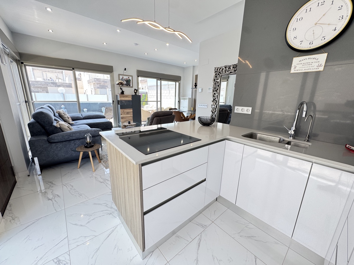 For sale - 4 Bedroom 4 Bathroom Villa in Villamartin - , Villamartin, Alicante, Spain - Alicante