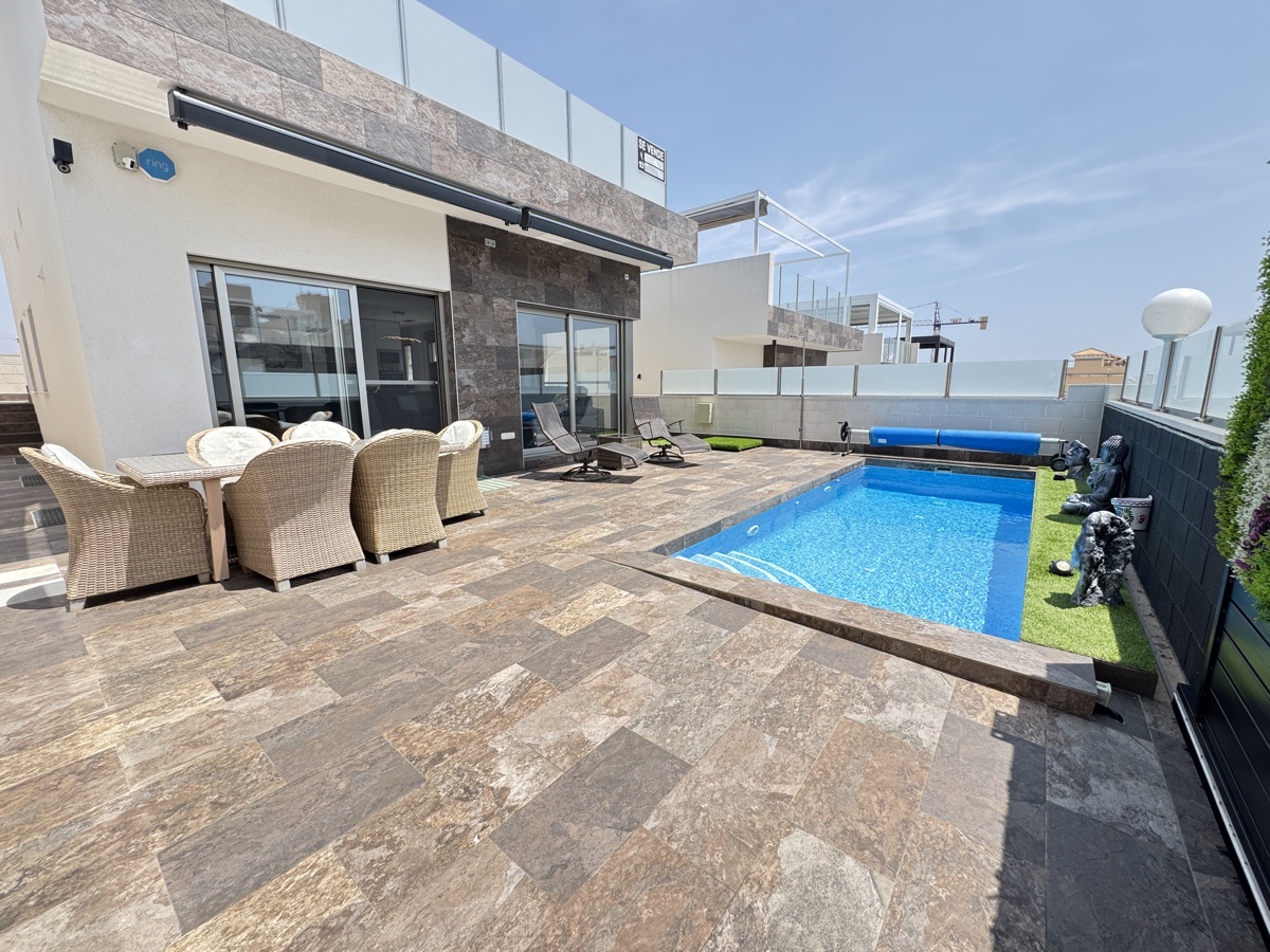 For sale - 4 Bedroom 4 Bathroom Villa in Villamartin - , Villamartin, Alicante, Spain - Alicante