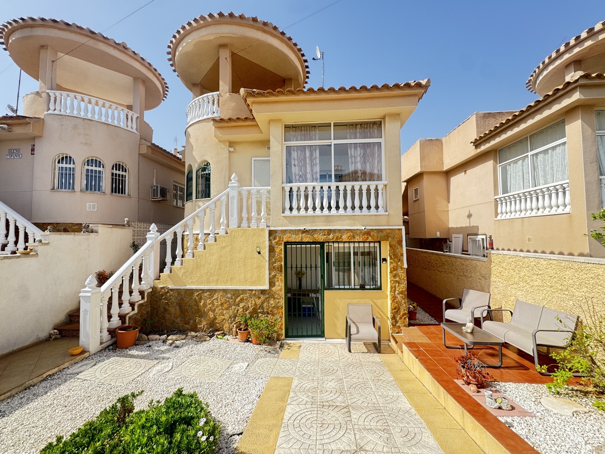 For sale - 4 Bedroom 2 Bathroom Villa in Villamartin - , Villamartin, Alicante, Spain - Alicante