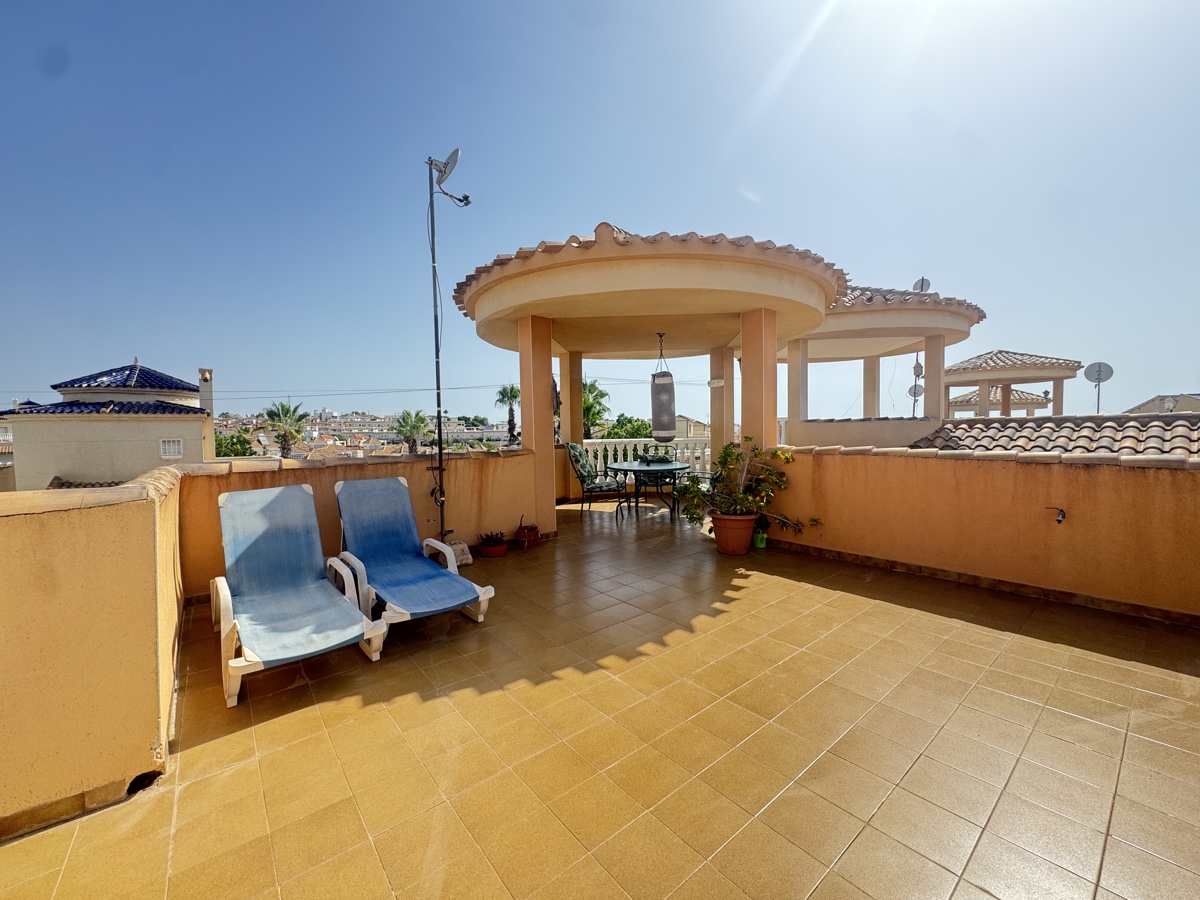 For sale - 4 Bedroom 2 Bathroom Villa in Villamartin - , Villamartin, Alicante, Spain - Alicante