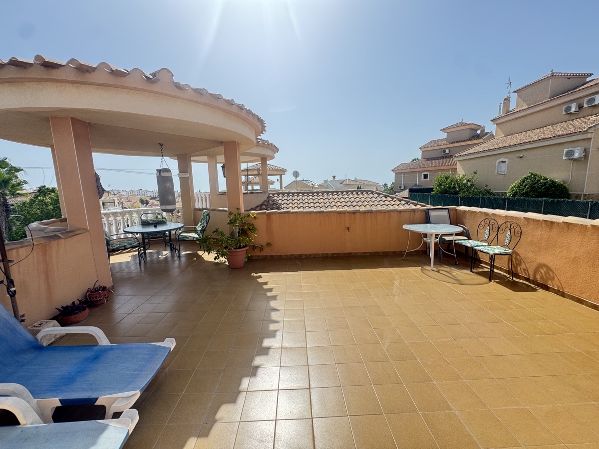 For sale - 4 Bedroom 2 Bathroom Villa in Villamartin - , Villamartin, Alicante, Spain - Alicante