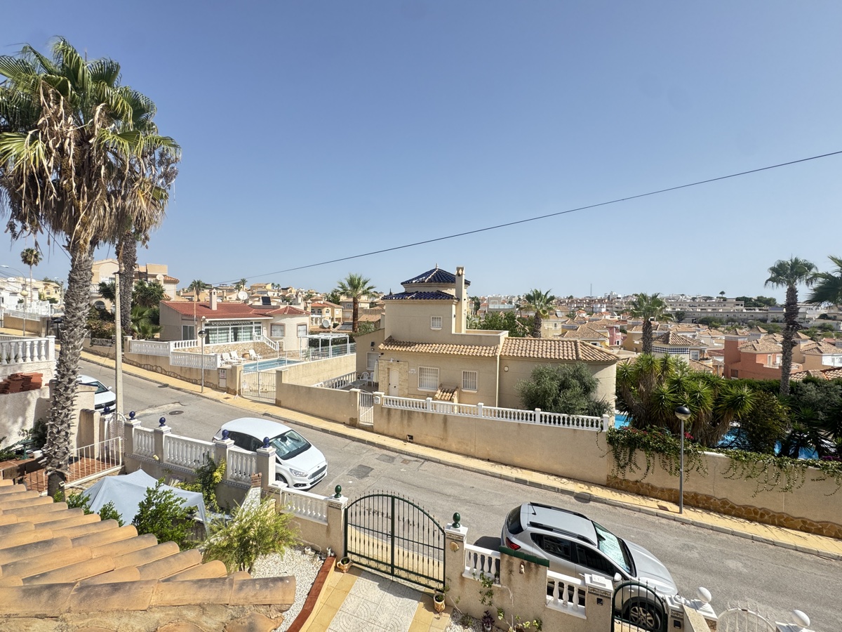 For sale - 4 Bedroom 2 Bathroom Villa in Villamartin - , Villamartin, Alicante, Spain - Alicante