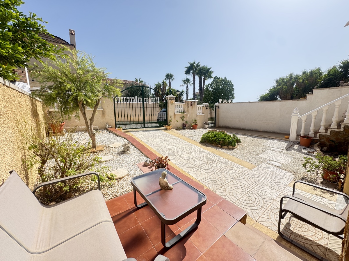 For sale - 4 Bedroom 2 Bathroom Villa in Villamartin - , Villamartin, Alicante, Spain - Alicante