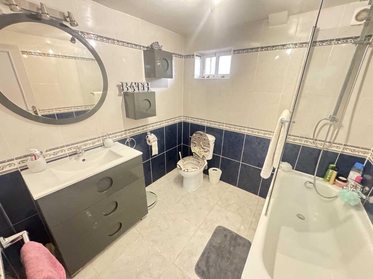 For sale - 4 Bedroom 2 Bathroom Villa in Villamartin - , Villamartin, Alicante, Spain - Alicante