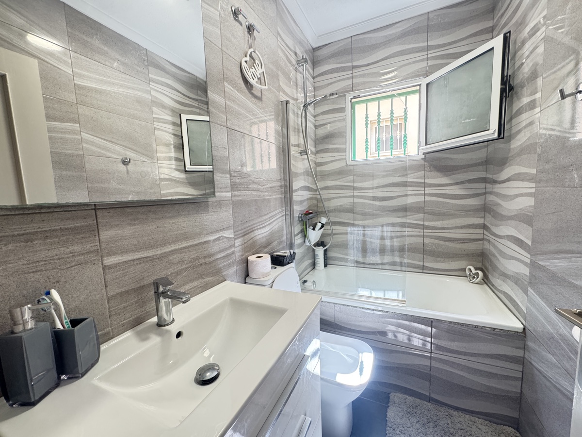 For sale - 4 Bedroom 2 Bathroom Villa in Villamartin - , Villamartin, Alicante, Spain - Alicante