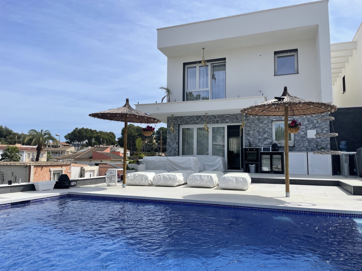 For sale - 4 Bedroom 4 Bathroom Villa in Los Balcones - , Los Balcones, Alicante, Spain - Alicante