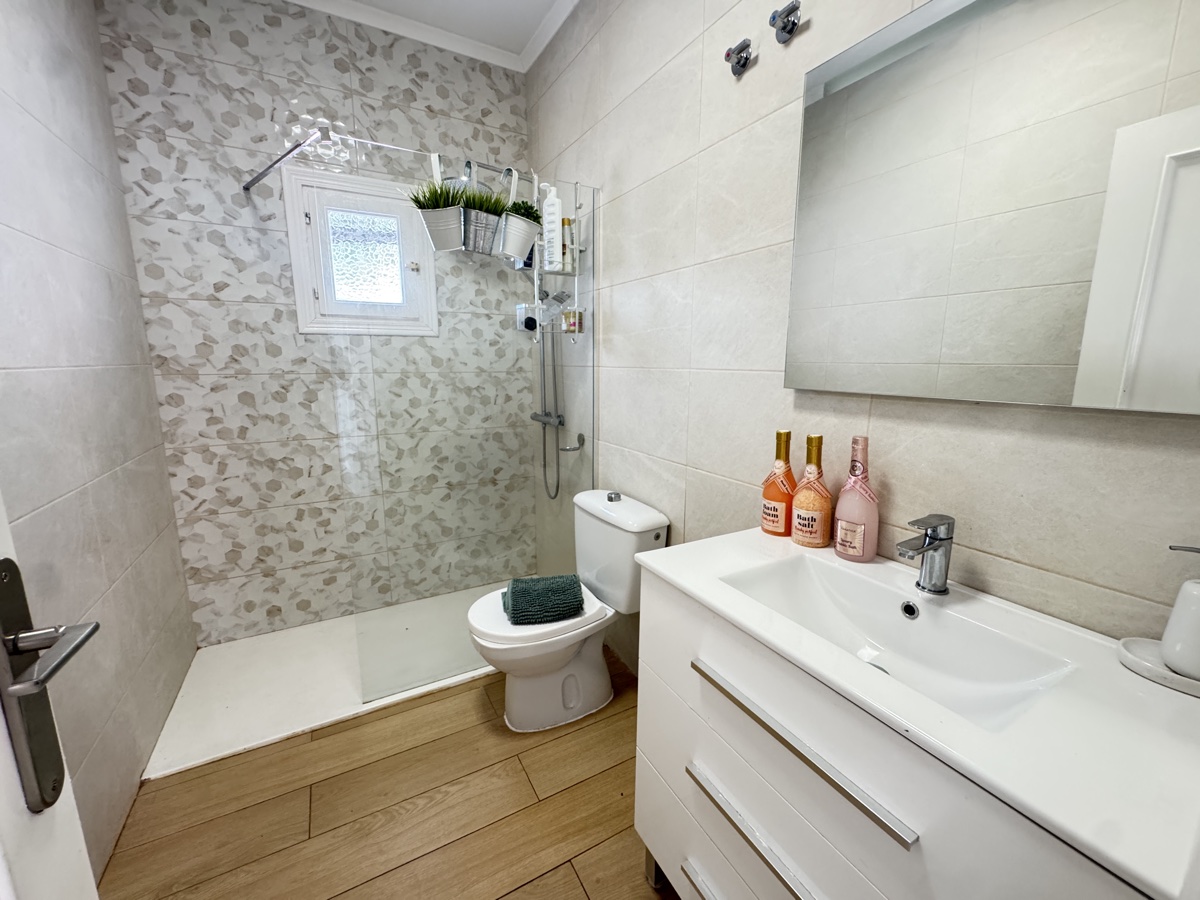 For sale - 5 Bedroom 2 Bathroom Villa in La Florida - , La Florida, Alicante, Spain - Alicante