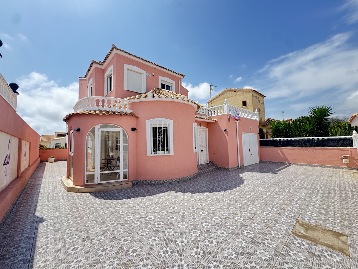 For sale - 5 Bedroom 2 Bathroom Villa in La Florida - , La Florida, Alicante, Spain - Alicante