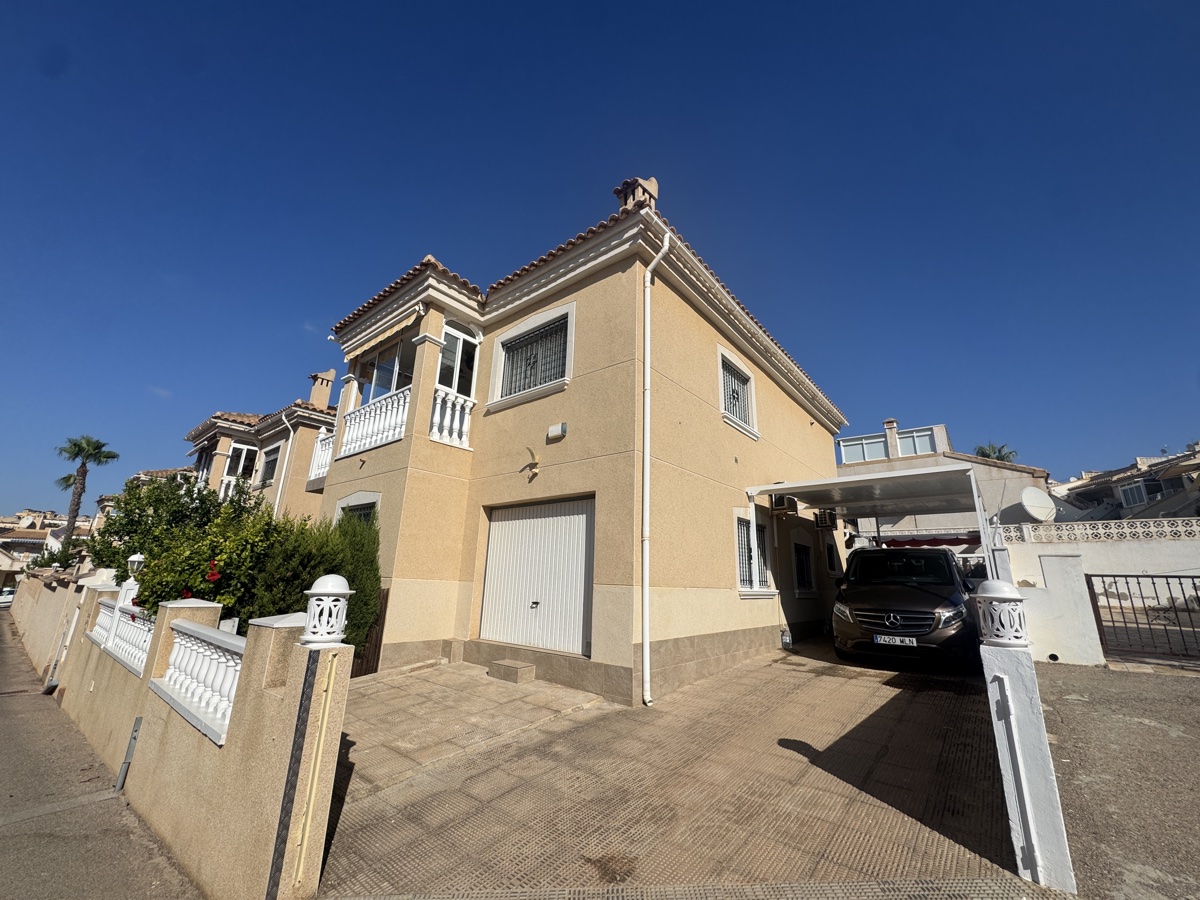 For sale - 4 Bedroom 3 Bathroom Villa in Villamartin - , Villamartin, Alicante, Spain - Alicante