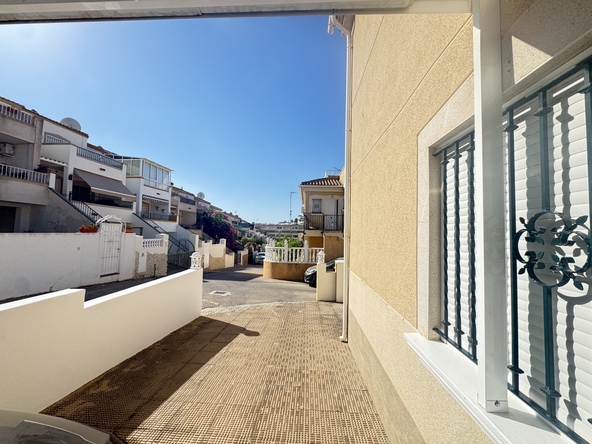 For sale - 4 Bedroom 3 Bathroom Villa in Villamartin - , Villamartin, Alicante, Spain - Alicante