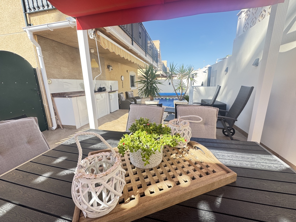 For sale - 4 Bedroom 3 Bathroom Villa in Villamartin - , Villamartin, Alicante, Spain - Alicante