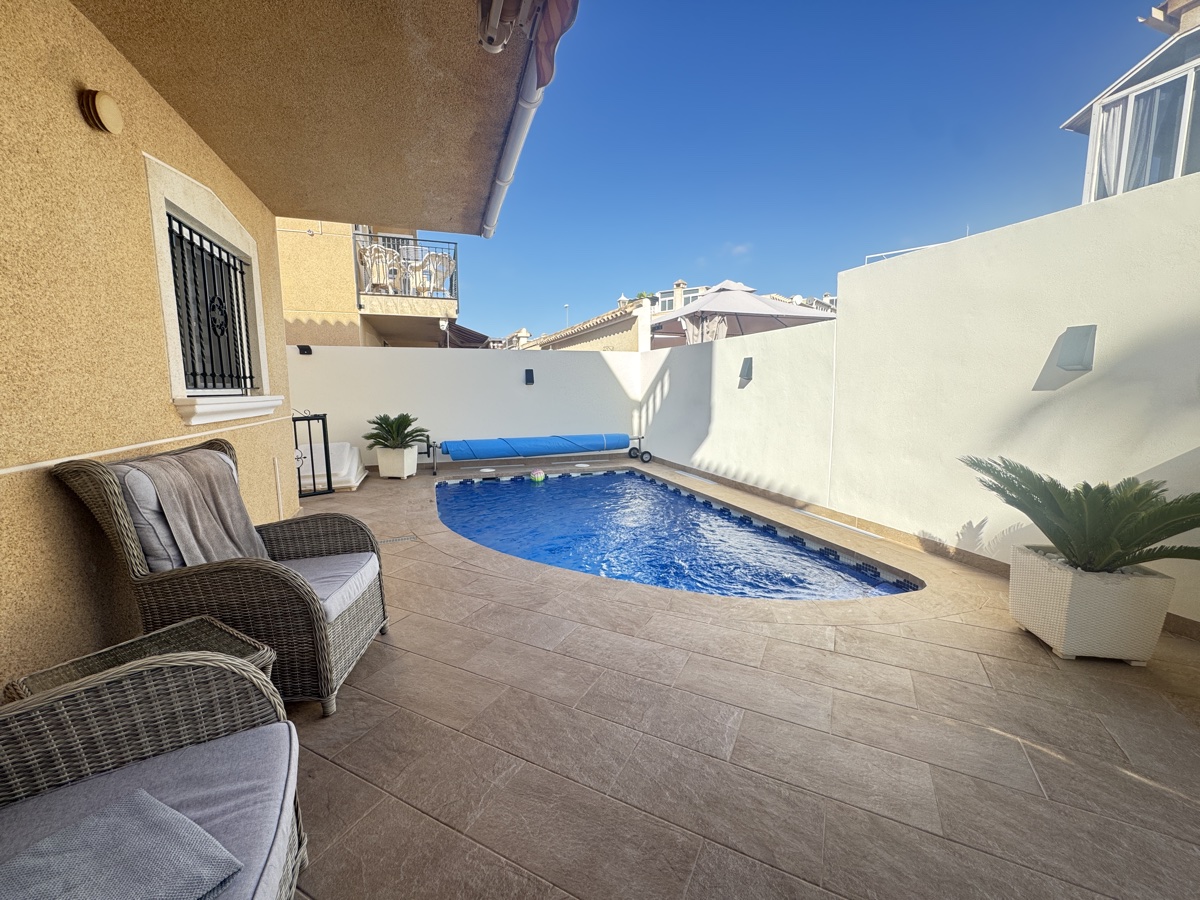 For sale - 4 Bedroom 3 Bathroom Villa in Villamartin - , Villamartin, Alicante, Spain - Alicante