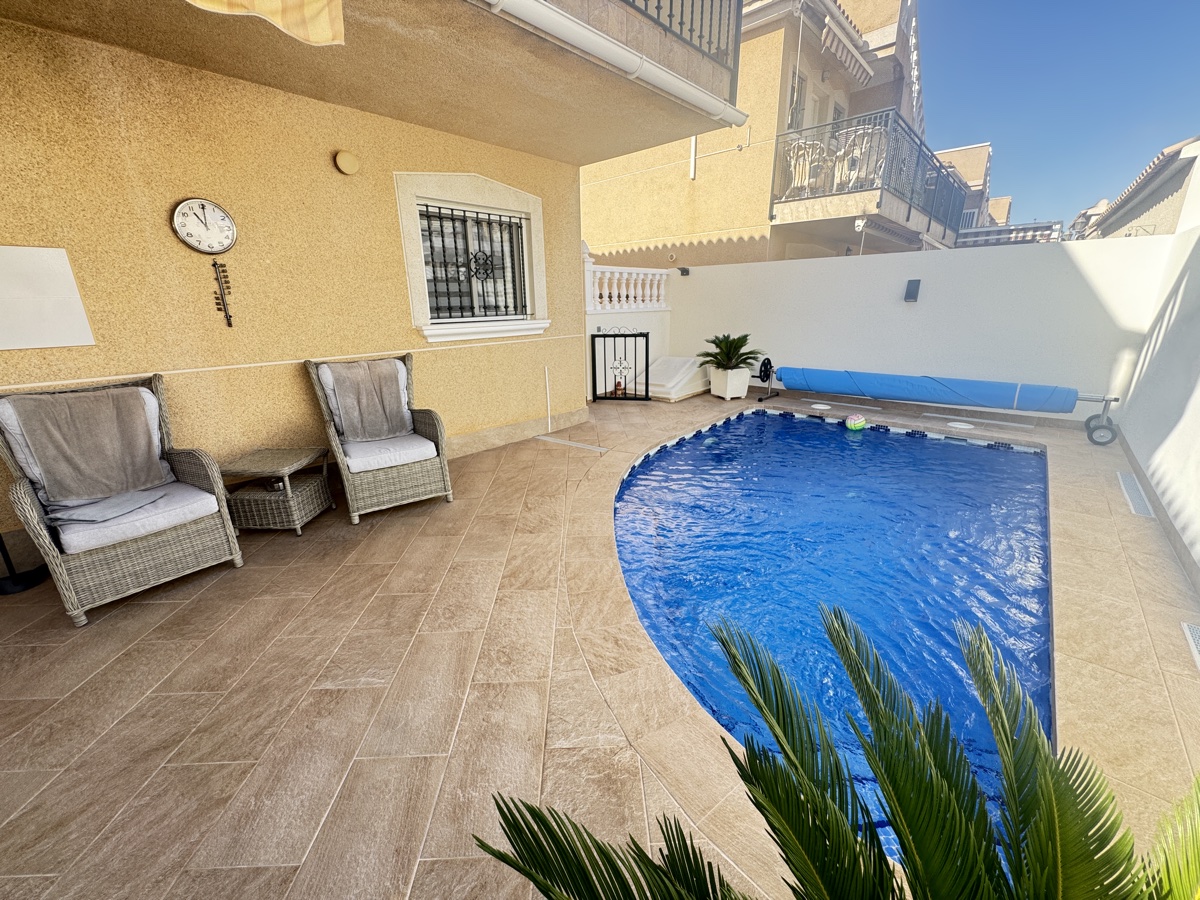 For sale - 4 Bedroom 3 Bathroom Villa in Villamartin - , Villamartin, Alicante, Spain - Alicante