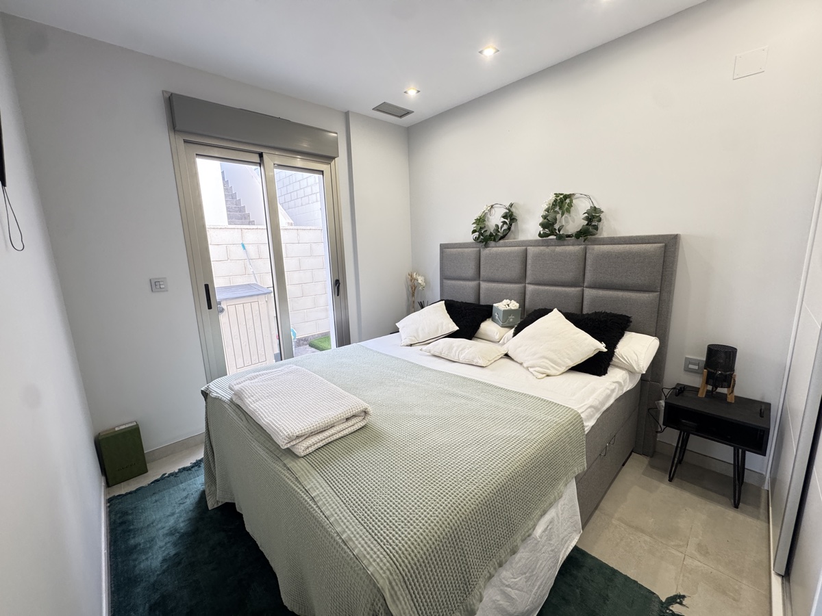 For sale - 3 Bedroom 2 Bathroom Villa in Villamartin - , Villamartin, Alicante, Spain - Alicante