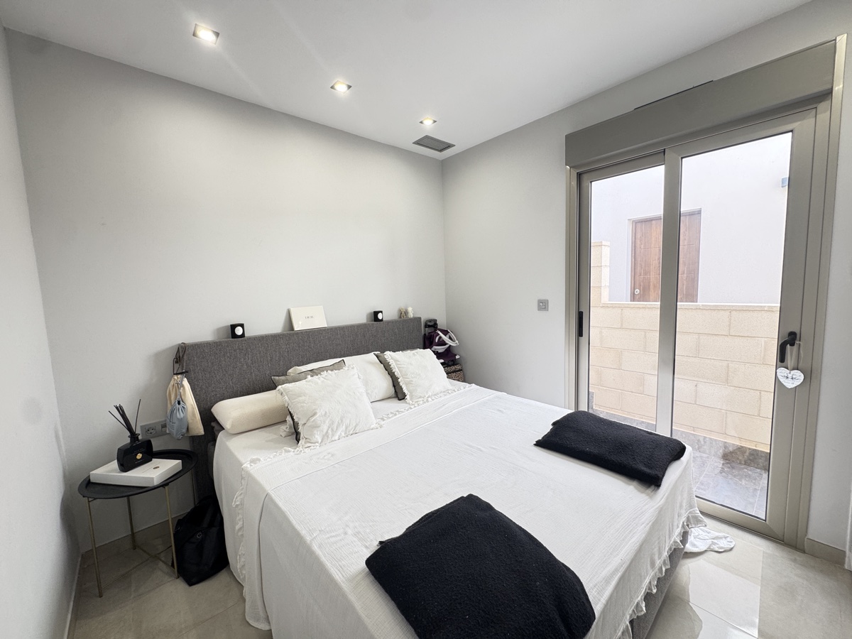 For sale - 3 Bedroom 2 Bathroom Villa in Villamartin - , Villamartin, Alicante, Spain - Alicante