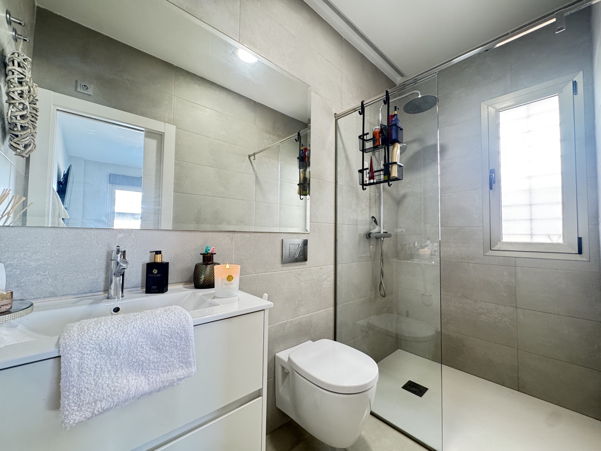 For sale - 3 Bedroom 2 Bathroom Villa in Villamartin - , Villamartin, Alicante, Spain - Alicante