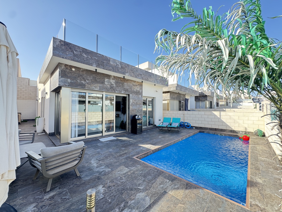 For sale - 3 Bedroom 2 Bathroom Villa in Villamartin - , Villamartin, Alicante, Spain - Alicante