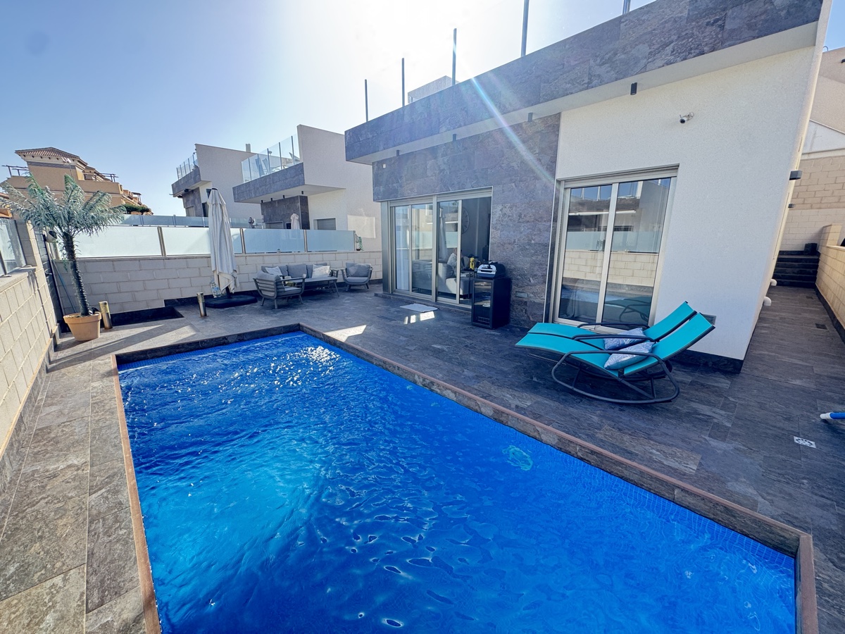 For sale - 3 Bedroom 2 Bathroom Villa in Villamartin - , Villamartin, Alicante, Spain - Alicante