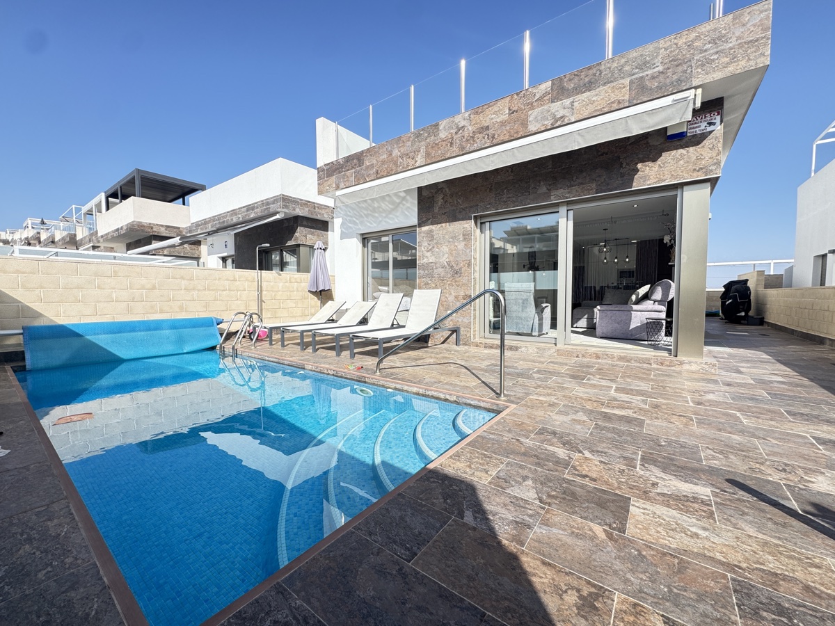 For sale - 5 Bedroom 4 Bathroom Villa in Villamartin - , Villamartin, Alicante, Spain - Alicante