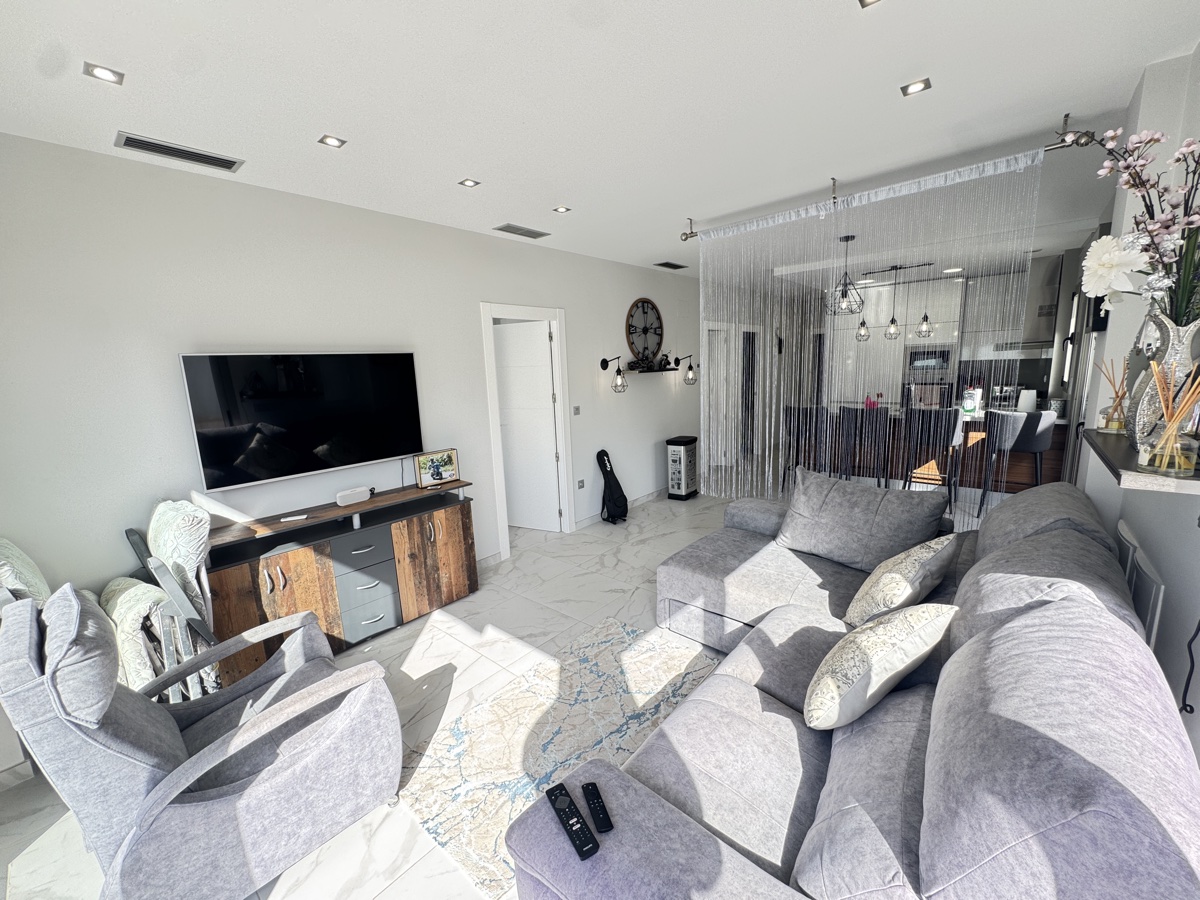 For sale - 5 Bedroom 4 Bathroom Villa in Villamartin - , Villamartin, Alicante, Spain - Alicante