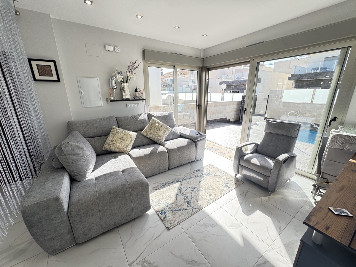 For sale - 5 Bedroom 4 Bathroom Villa in Villamartin - , Villamartin, Alicante, Spain - Alicante