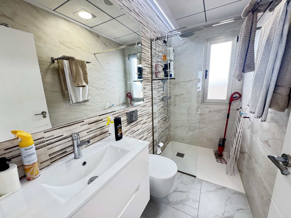 For sale - 5 Bedroom 4 Bathroom Villa in Villamartin - , Villamartin, Alicante, Spain - Alicante