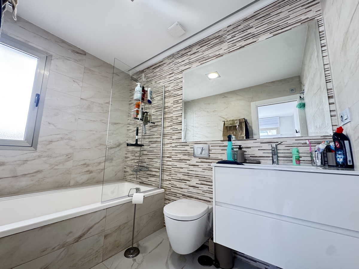 For sale - 5 Bedroom 4 Bathroom Villa in Villamartin - , Villamartin, Alicante, Spain - Alicante