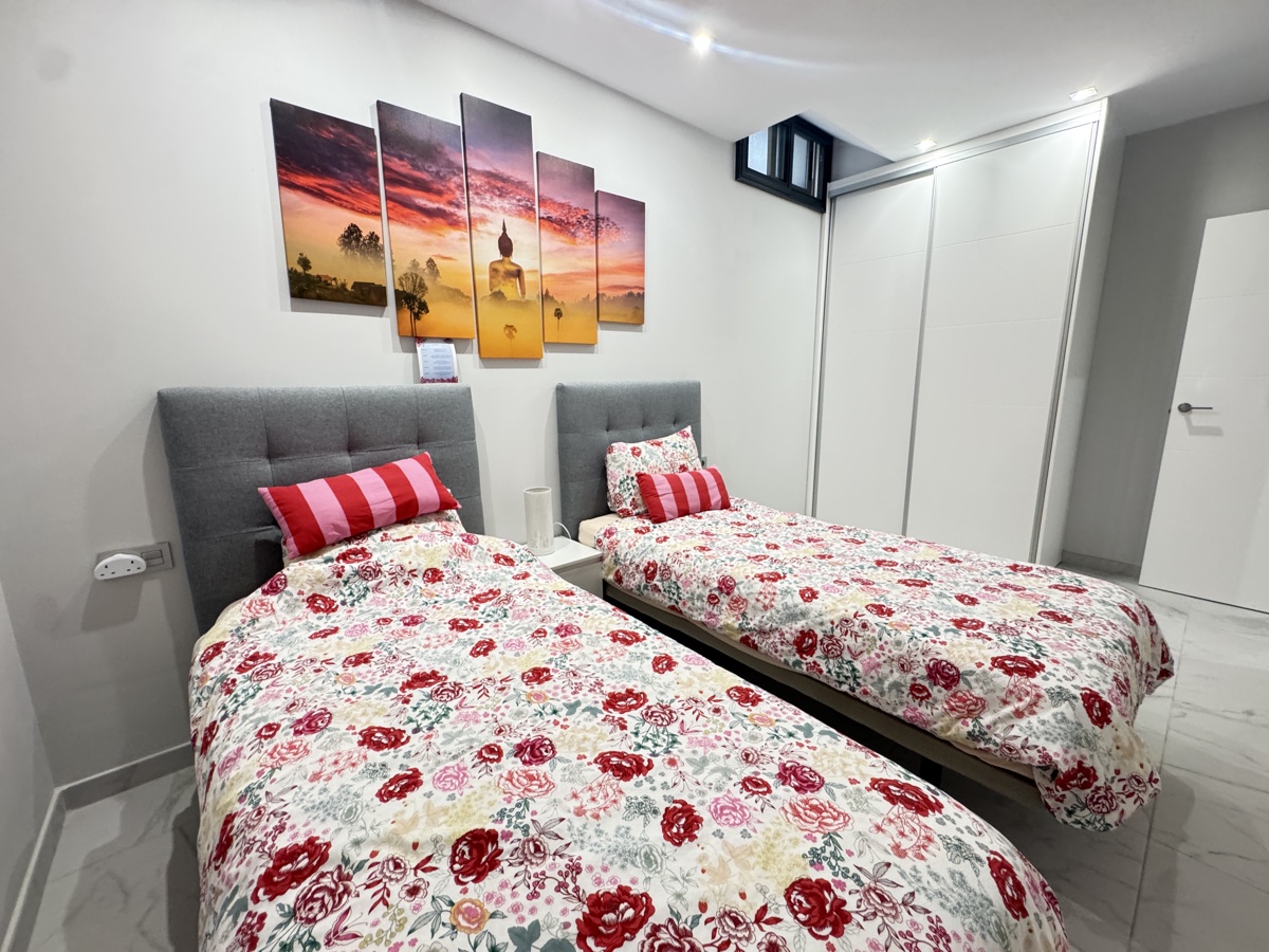 For sale - 5 Bedroom 4 Bathroom Villa in Villamartin - , Villamartin, Alicante, Spain - Alicante