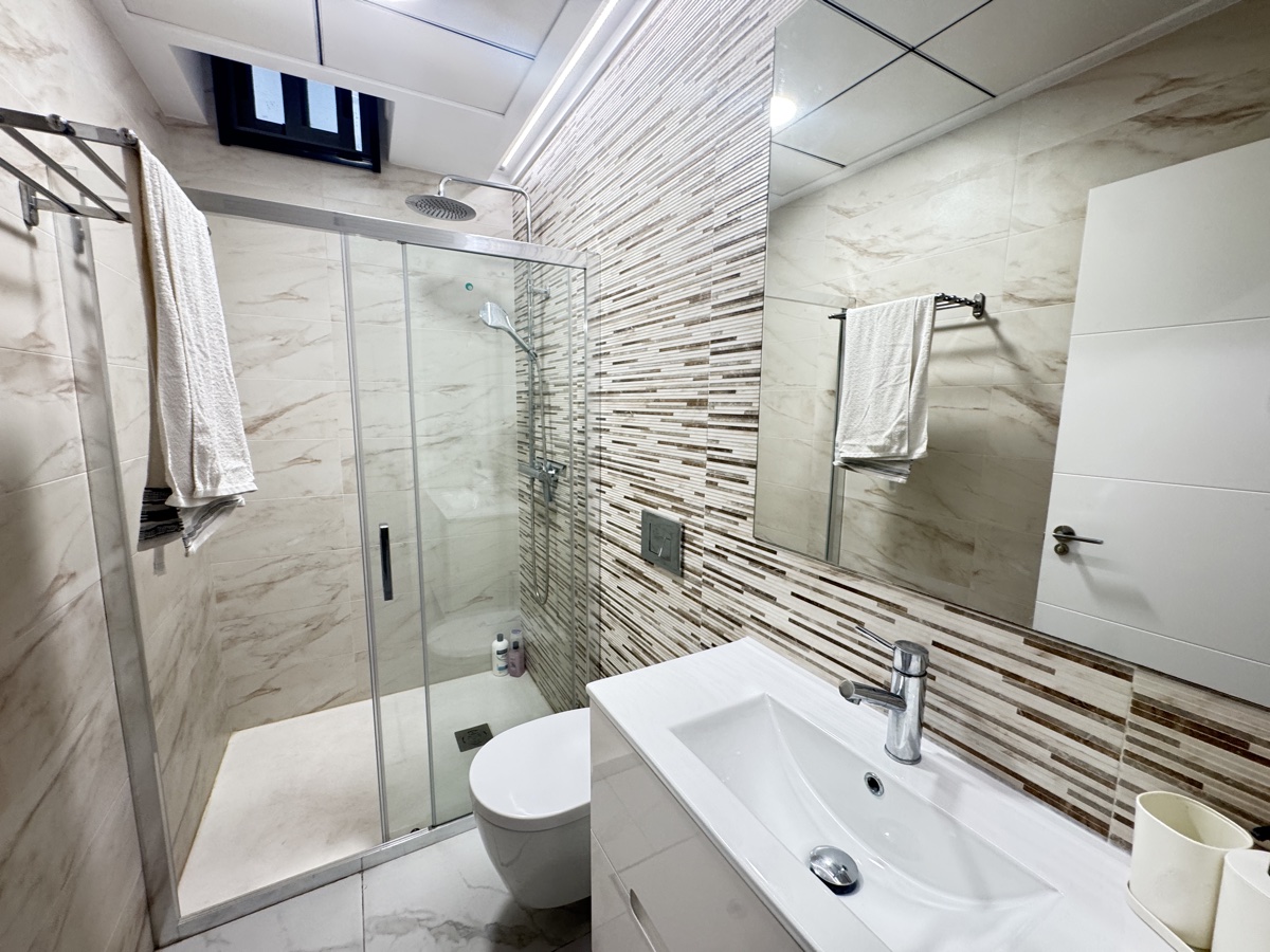 For sale - 5 Bedroom 4 Bathroom Villa in Villamartin - , Villamartin, Alicante, Spain - Alicante