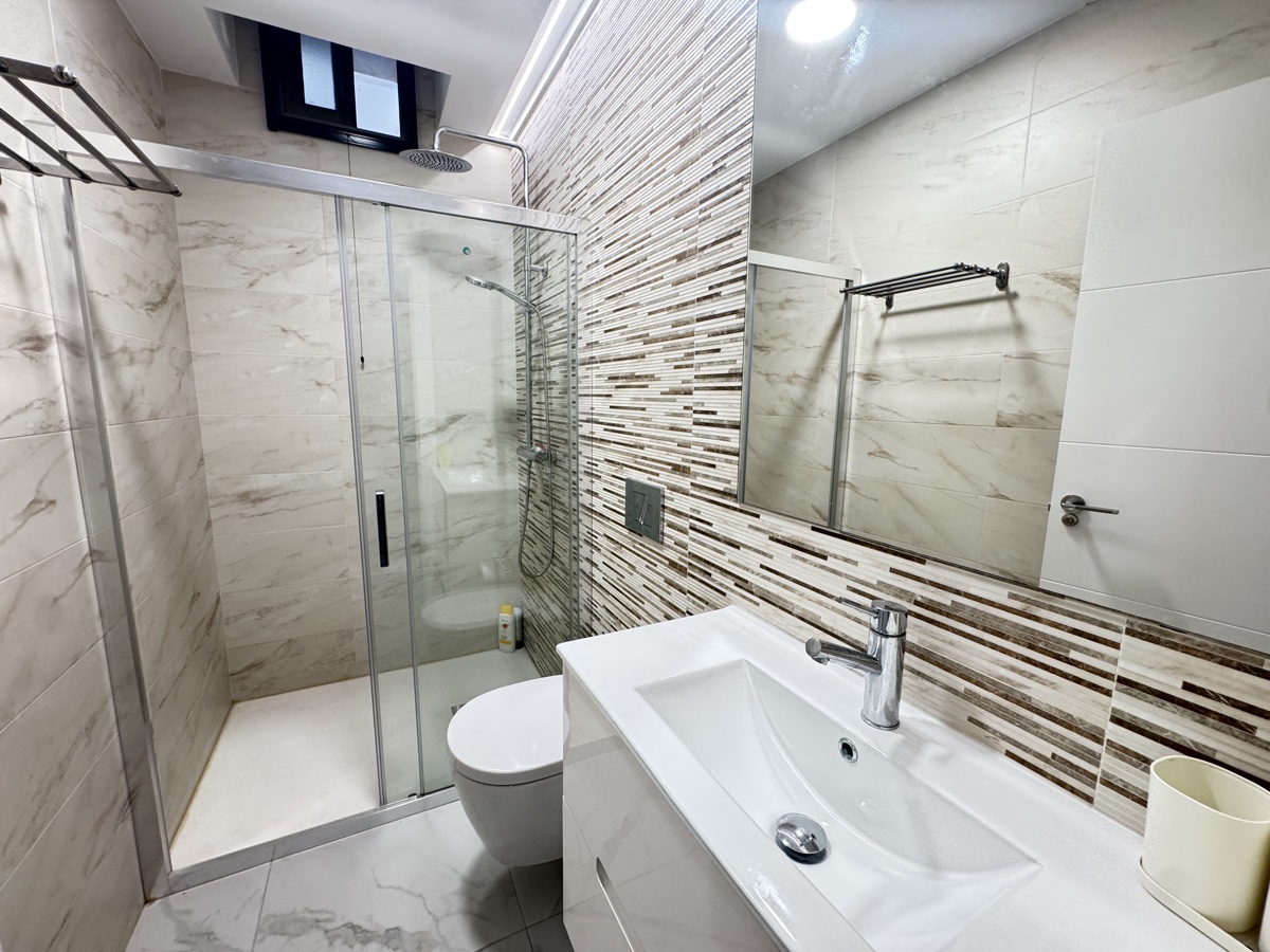 For sale - 5 Bedroom 4 Bathroom Villa in Villamartin - , Villamartin, Alicante, Spain - Alicante