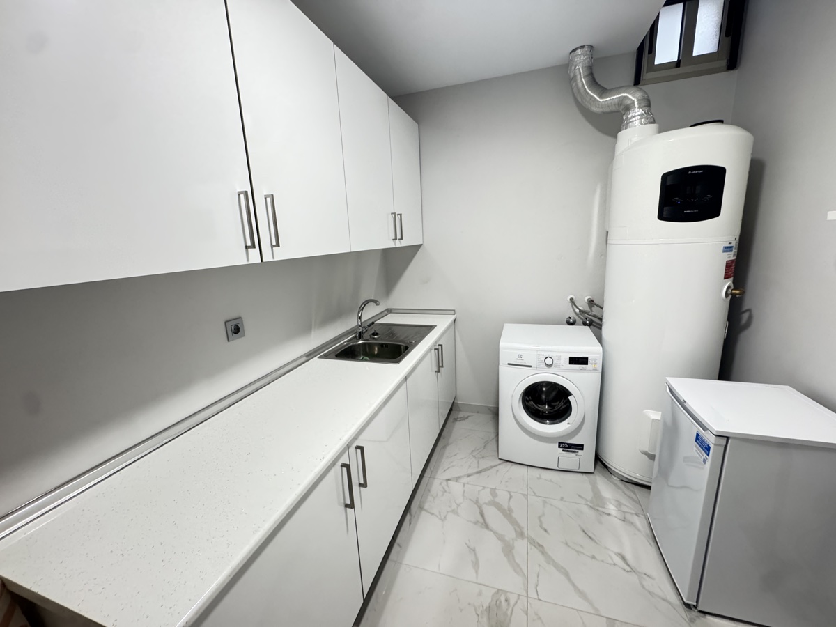 For sale - 5 Bedroom 4 Bathroom Villa in Villamartin - , Villamartin, Alicante, Spain - Alicante