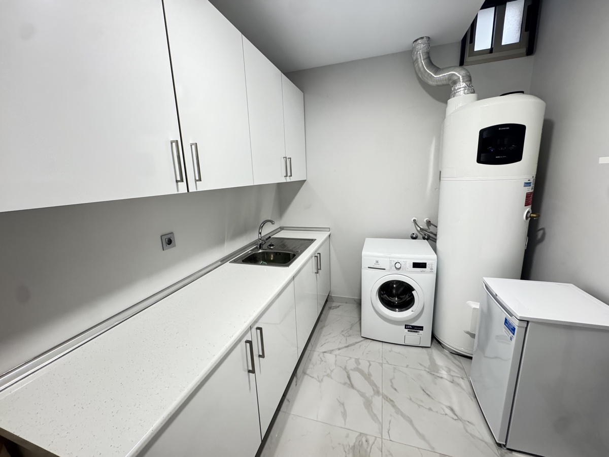 For sale - 5 Bedroom 4 Bathroom Villa in Villamartin - , Villamartin, Alicante, Spain - Alicante