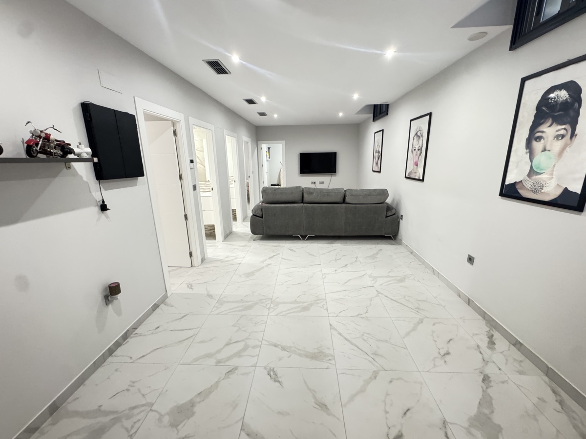 For sale - 5 Bedroom 4 Bathroom Villa in Villamartin - , Villamartin, Alicante, Spain - Alicante