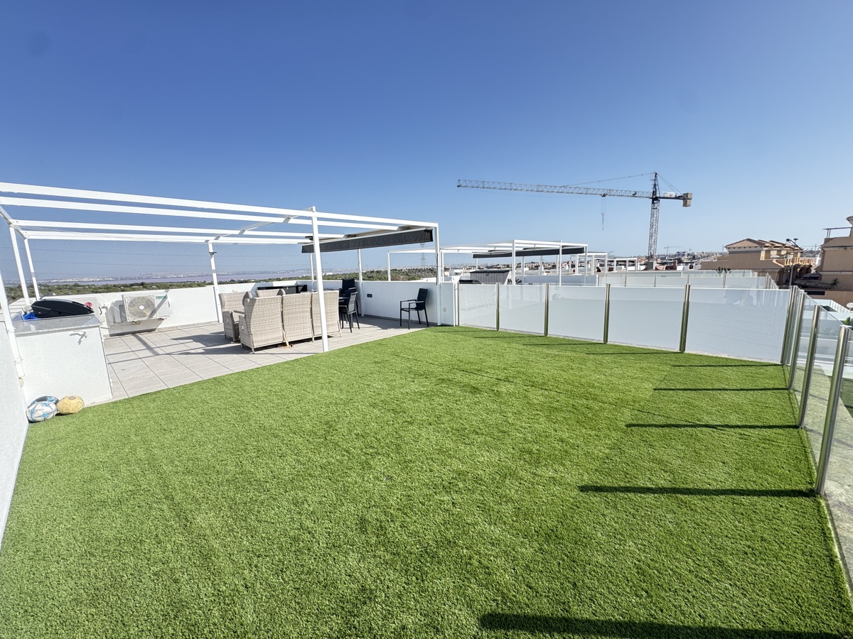 For sale - 5 Bedroom 4 Bathroom Villa in Villamartin - , Villamartin, Alicante, Spain - Alicante