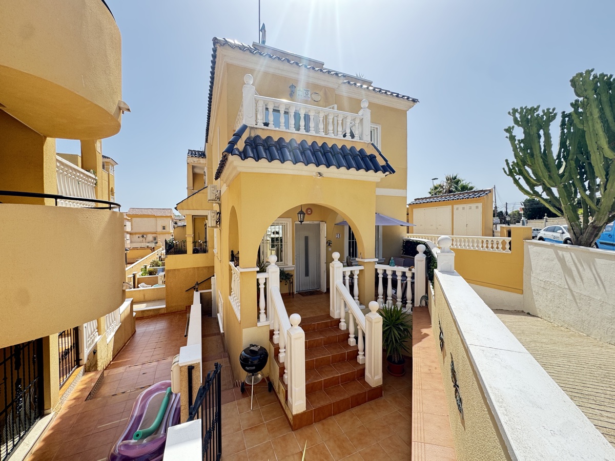 For sale - 3 Bedroom 3 Bathroom Villa in Villamartin - , Villamartin, Alicante, Spain - Alicante