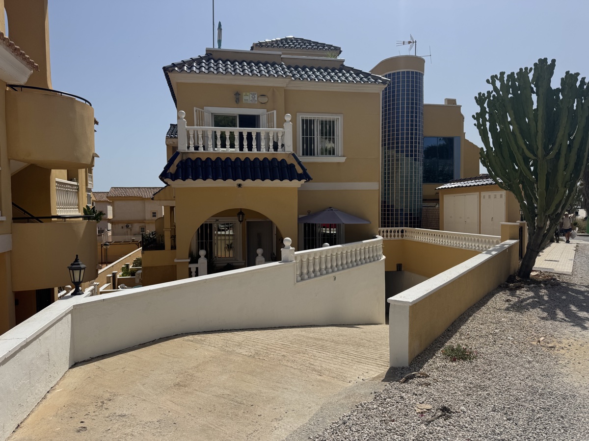 For sale - 3 Bedroom 3 Bathroom Villa in Villamartin - , Villamartin, Alicante, Spain - Alicante