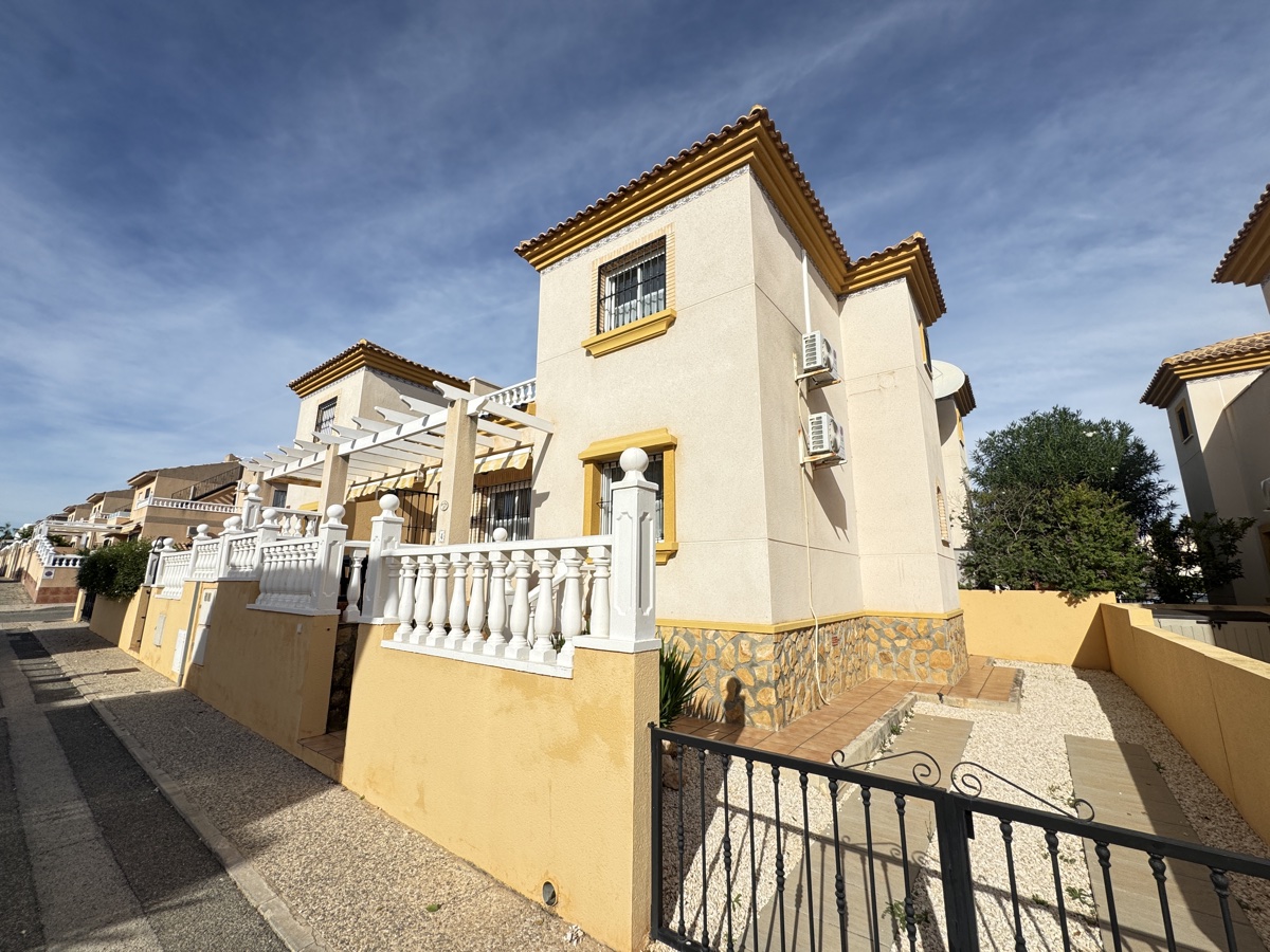 For sale - 3 Bedroom 2 Bathroom Quad in Villamartin - , Villamartin, Alicante, Spain - Alicante