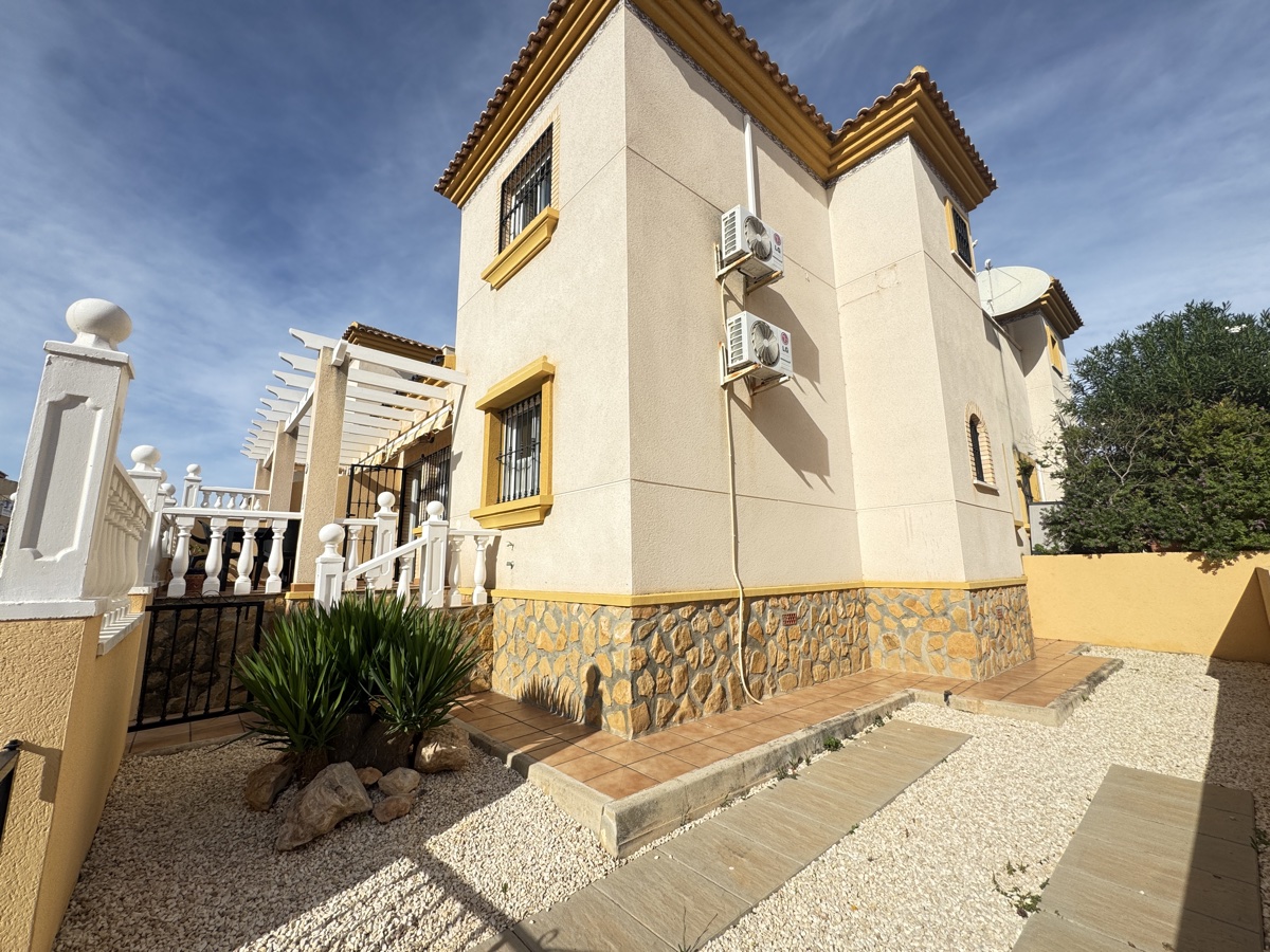 For sale - 3 Bedroom 2 Bathroom Quad in Villamartin - , Villamartin, Alicante, Spain - Alicante