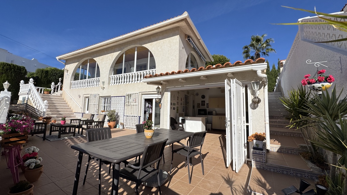 For sale - 3 Bedroom 3 Bathroom Villa in Villamartin - , Villamartin, Alicante, Spain - Alicante