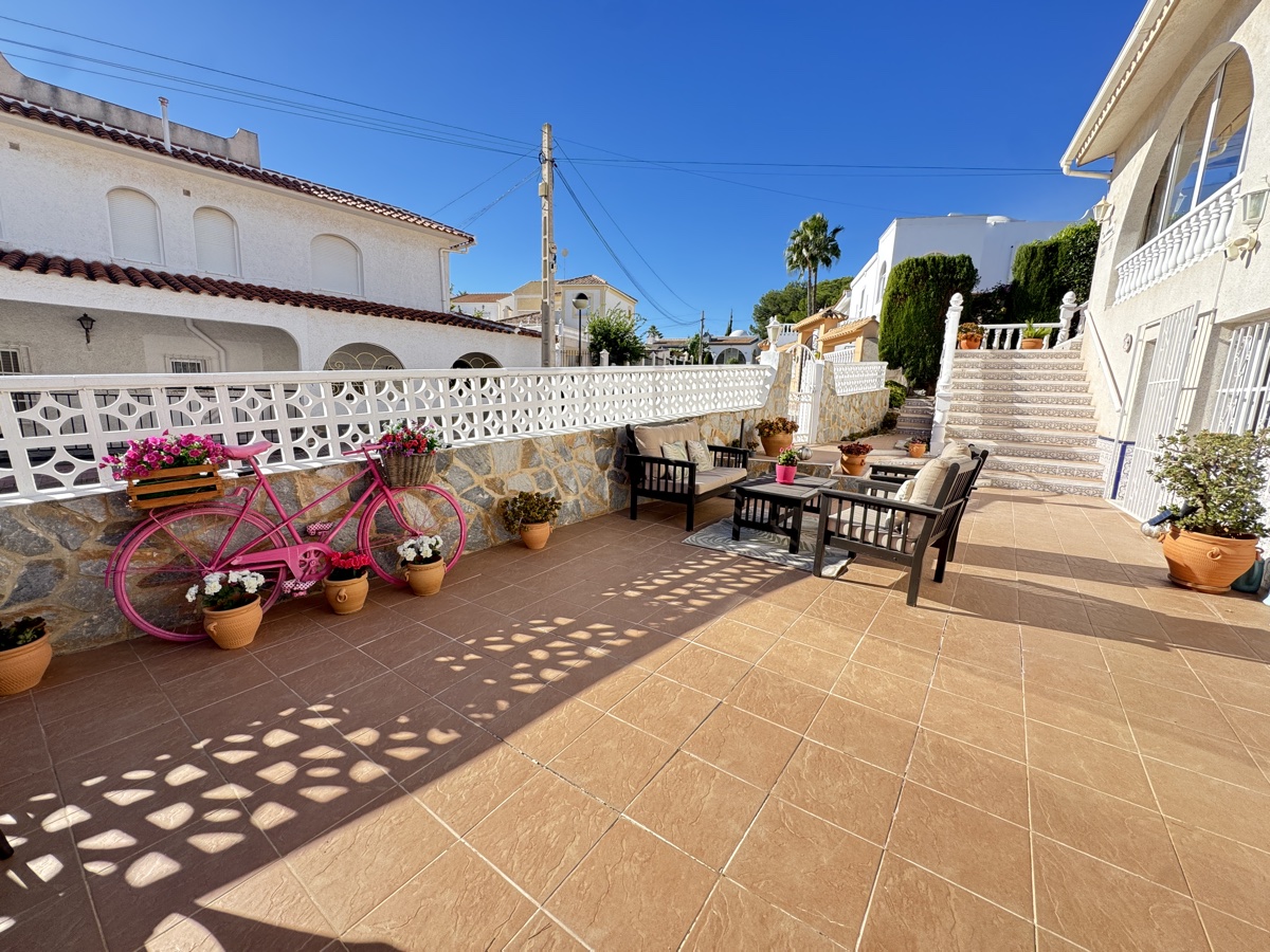 For sale - 3 Bedroom 3 Bathroom Villa in Villamartin - , Villamartin, Alicante, Spain - Alicante