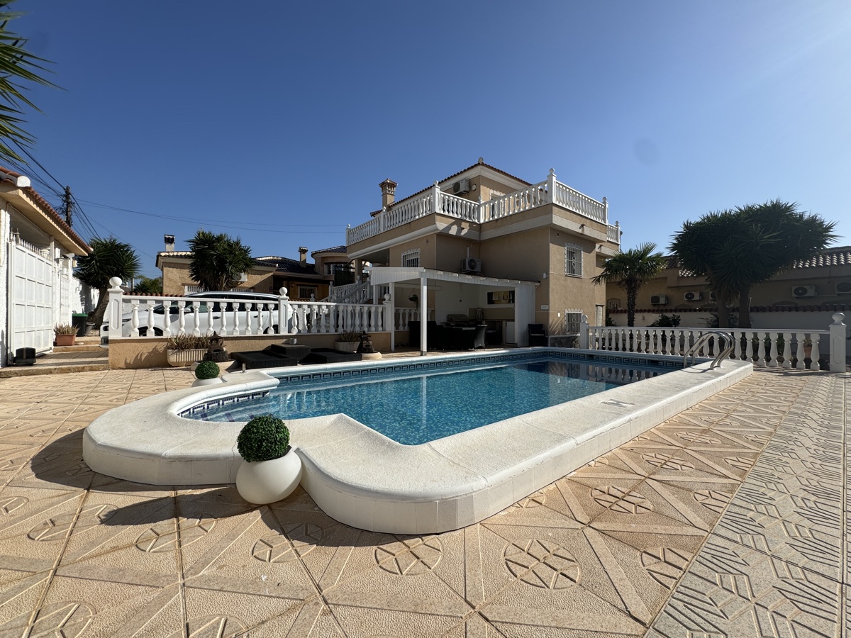 For sale - 4 Bedroom 3 Bathroom Villa in Ciudad Quesada - , Ciudad Quesada, Alicante, Spain - Alicante