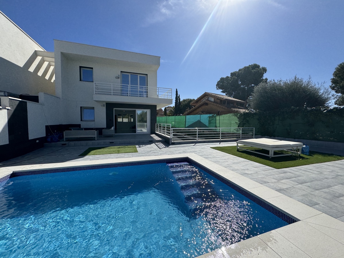 For sale - 4 Bedroom 3 Bathroom Villa in Los Balcones - , Los Balcones, Alicante, Spain - Alicante