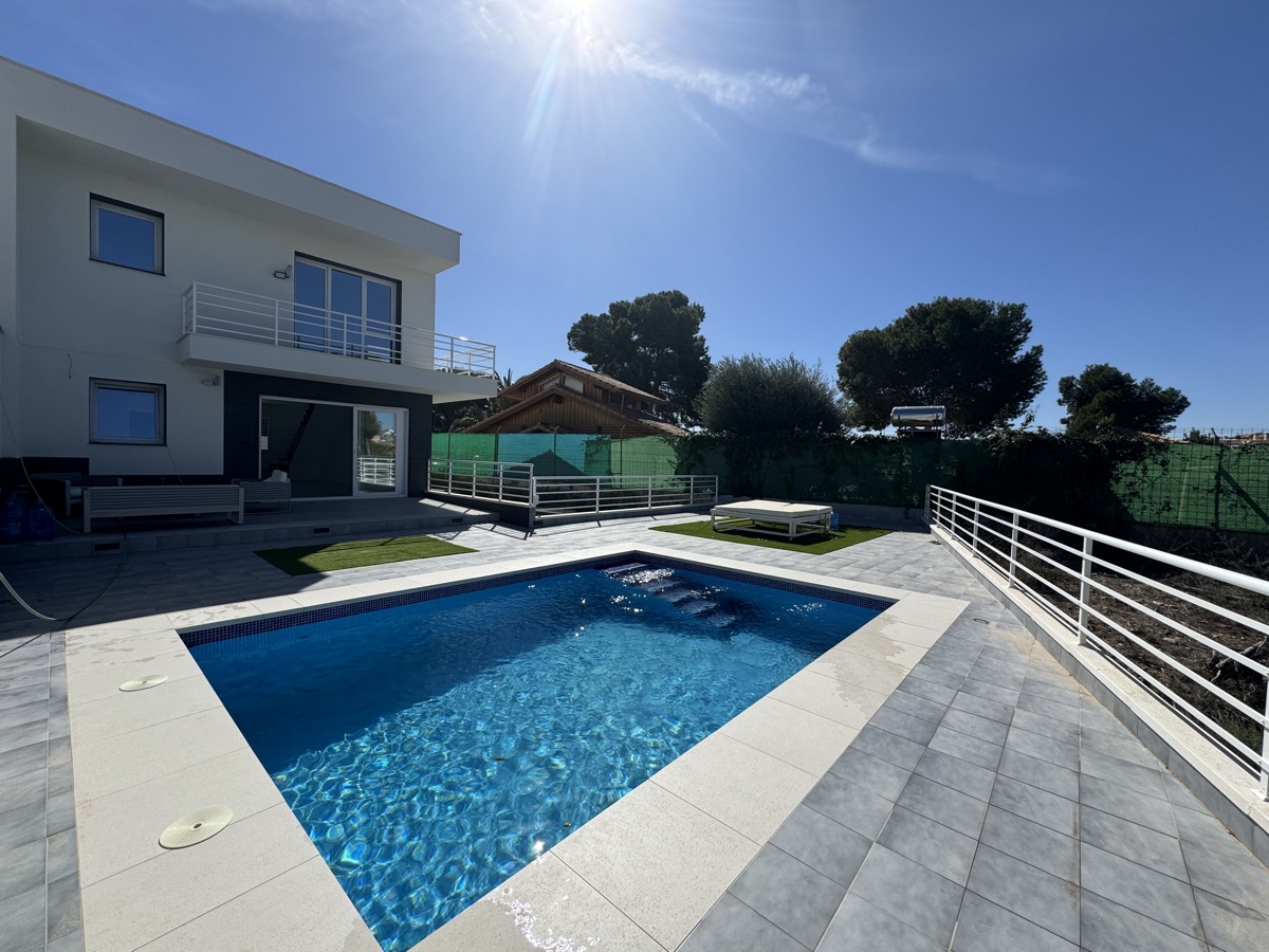 For sale - 4 Bedroom 3 Bathroom Villa in Los Balcones - , Los Balcones, Alicante, Spain - Alicante