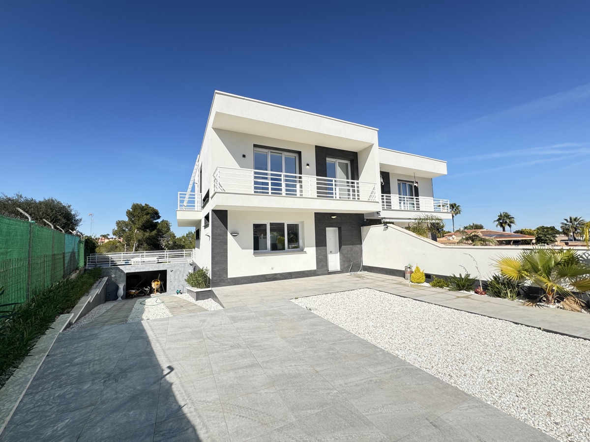 For sale - 4 Bedroom 3 Bathroom Villa in Los Balcones - , Los Balcones, Alicante, Spain - Alicante