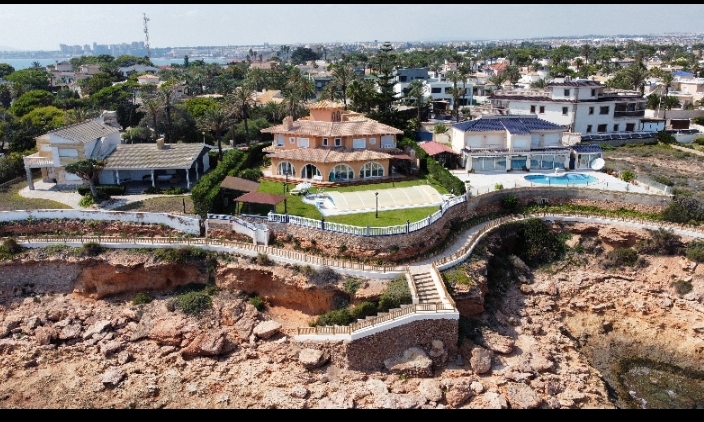 For sale - 8 Bedroom 11 Bathroom  in Orihuela Costa -  - Alicante