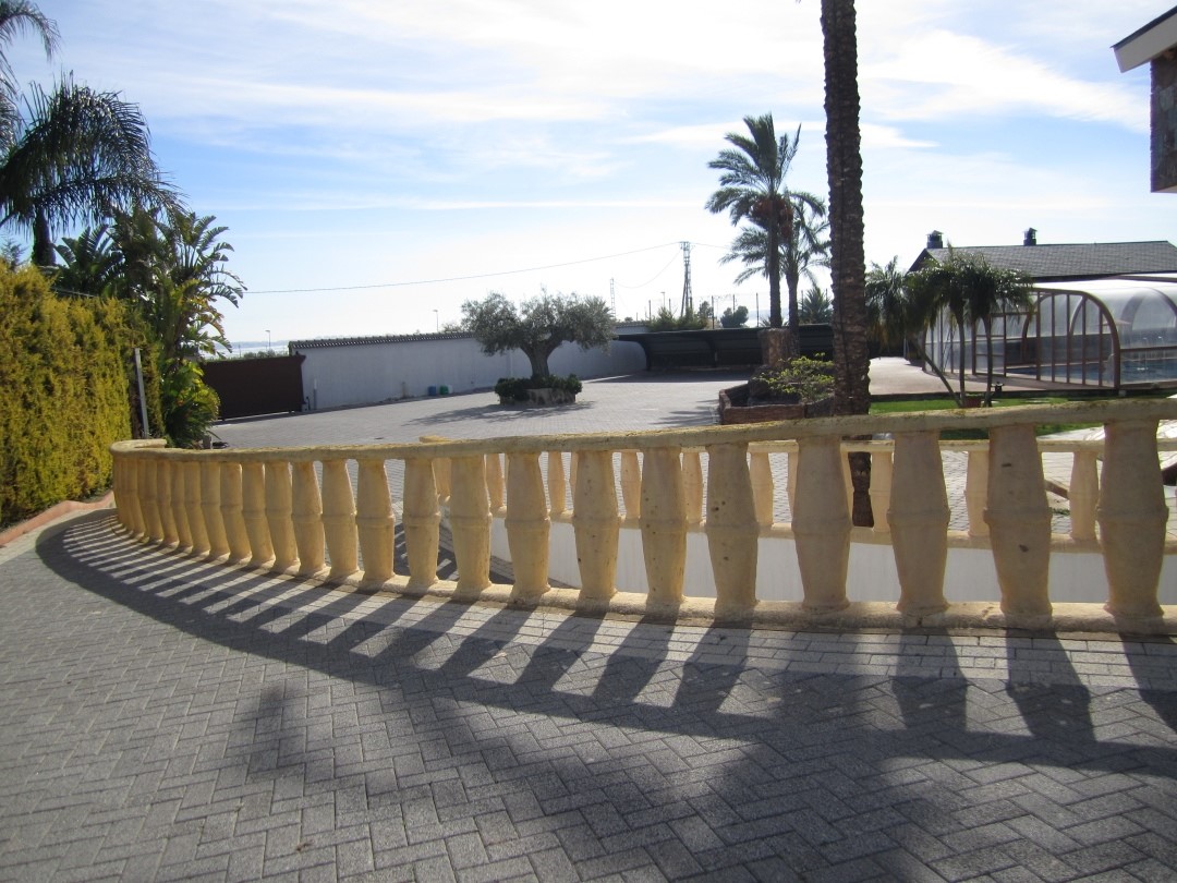 For sale - 5 Bedroom 3 Bathroom Villa in Los Montesinos -  - Alicante